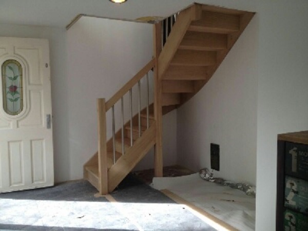 Dichte houten trap op maat in eiken met witte stootborden