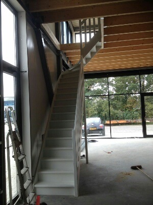 Bouwpakket dichte trap met genummerde onderdelen