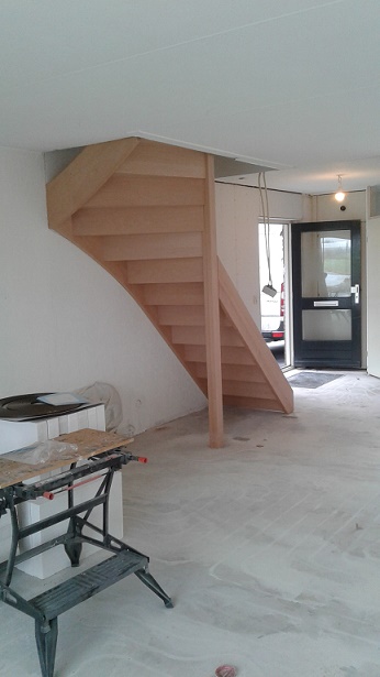 Gesloten kwartslagtrap met trapkast op maat